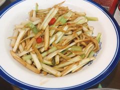 韭黄炒杏鲍菇-何氏排骨(左家塘店)