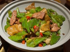 兔耳菌辣椒炒牛肉-耶里夏丽·新疆菜·28年喀什老馆(田林东路店)