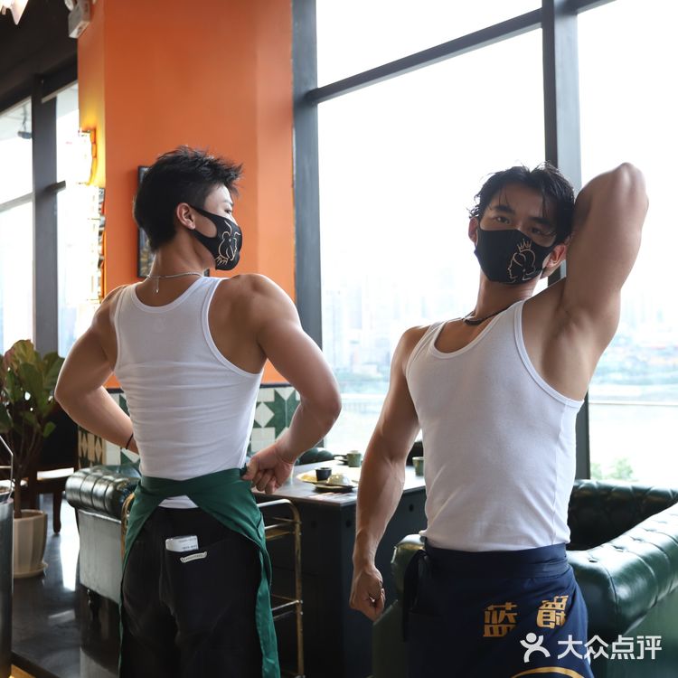 发现一家神仙烤肉店，不仅有男模帮你烤肉，还有绝美江景看