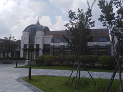 -奕欧来上海购物村停车场