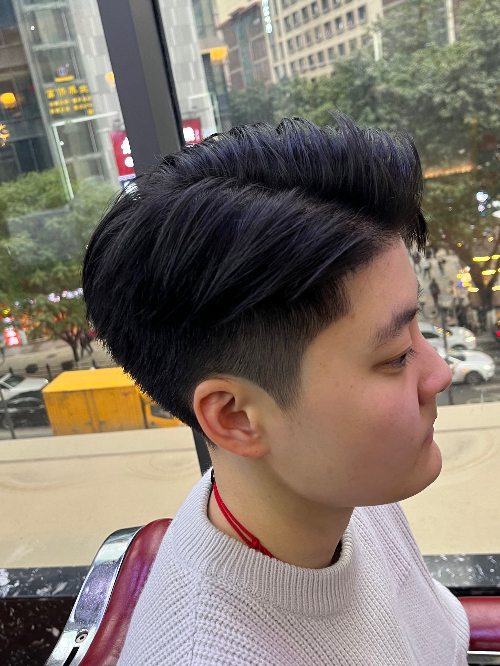 港式侧背头