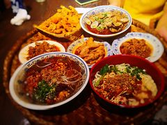 -爆炸头阿姨小四川正宗川味小吃(无任何分店)