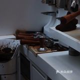 看外国小哥喝了一口 表示很灵