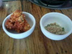 调味的腐乳和味碟-阿婆情腊排骨火锅(金虹路店)