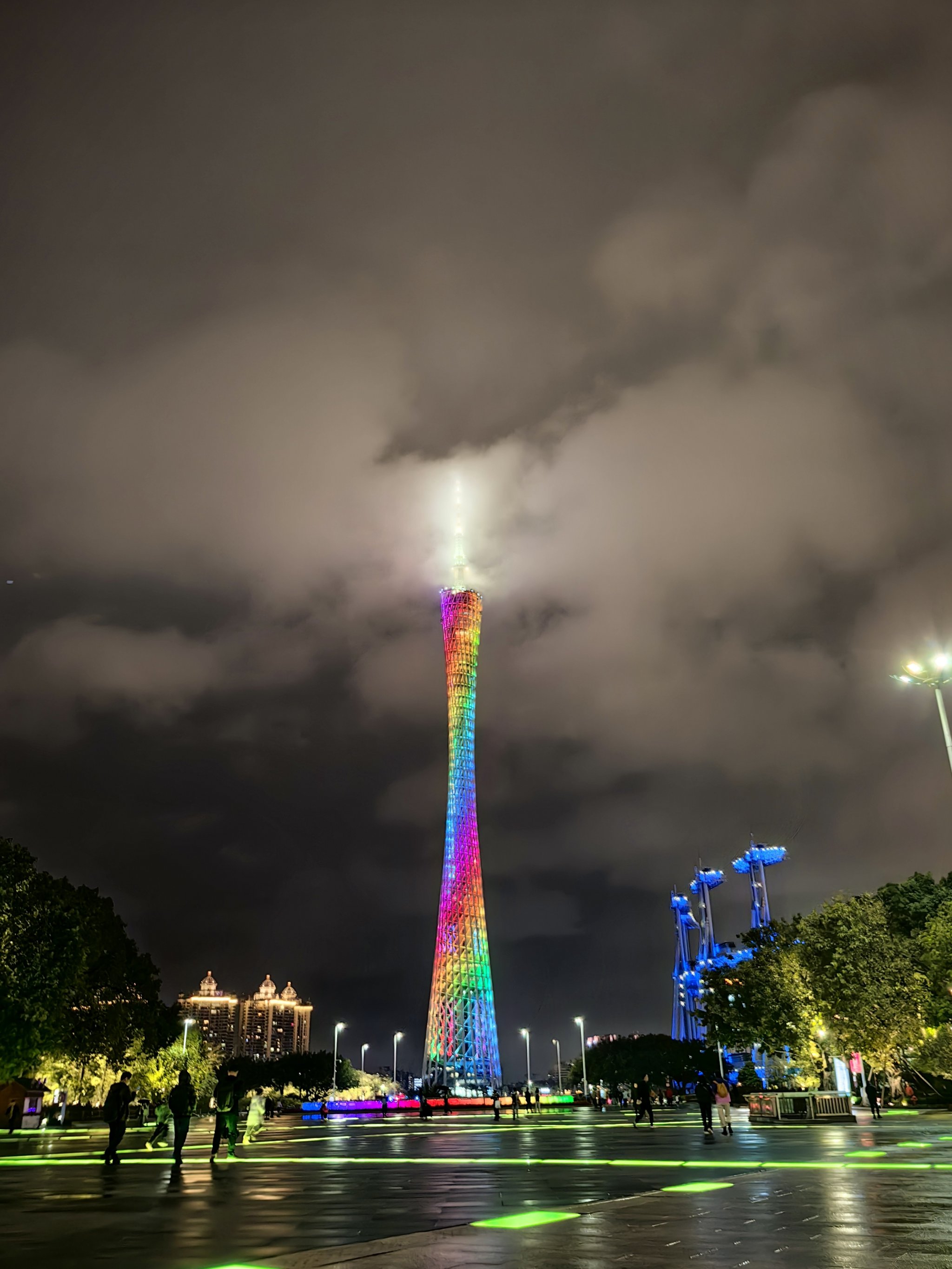 高塔夜景图片