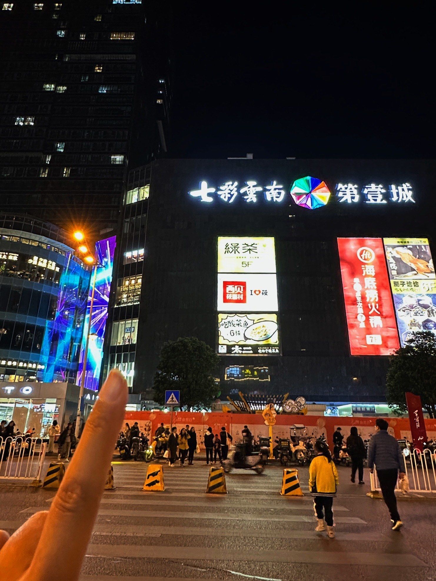 过年买衣服不知道去哪儿的 
推荐七彩云南第一城商场2楼的