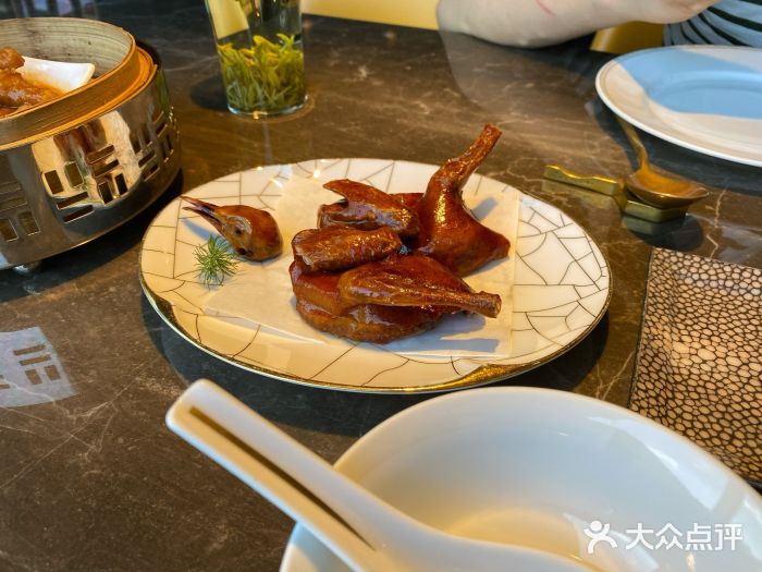 新荣记(BFC外滩金融中心店)脆皮乳鸽图片