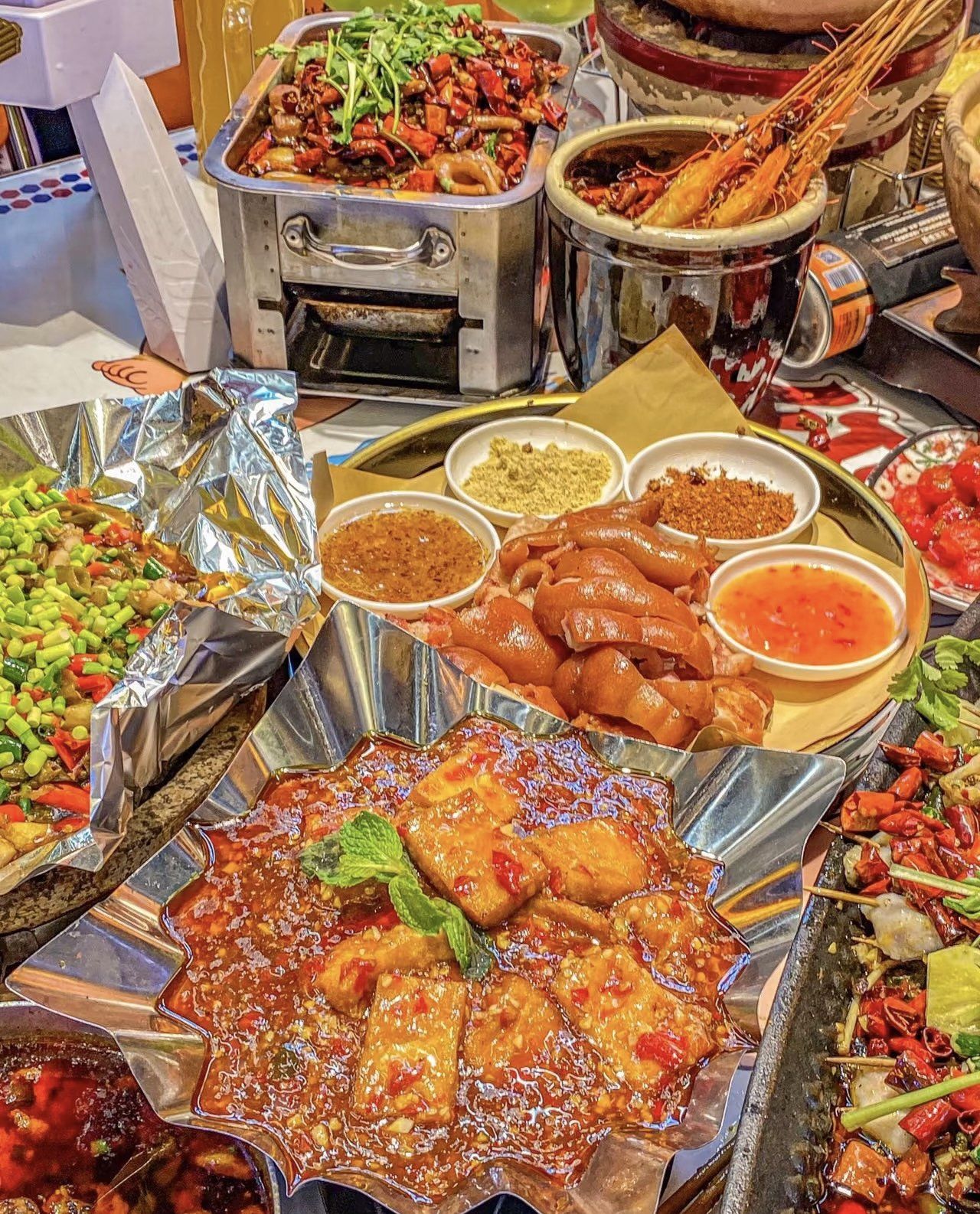 图中展示了一桌美食.中间是一盘色彩鲜艳的