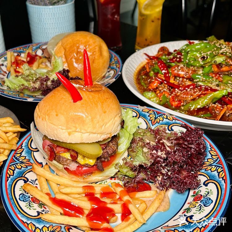 没出国 在郑州！平价餐厅里他真的坠有氛围‼️