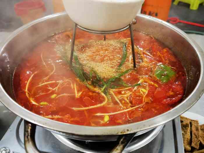 周记27号正宗三都酸汤-"菜品多以牛类和猪类为主,疏菜自己搭配,锅.