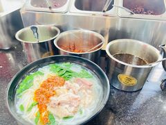 -鸿浩扒猪脚米线