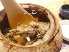 【陈鹏鹏卤鹅饭店】泰国椰皇炖乌鸡汤-陈鹏鹏潮汕菜(欢乐海岸 海边景观店)