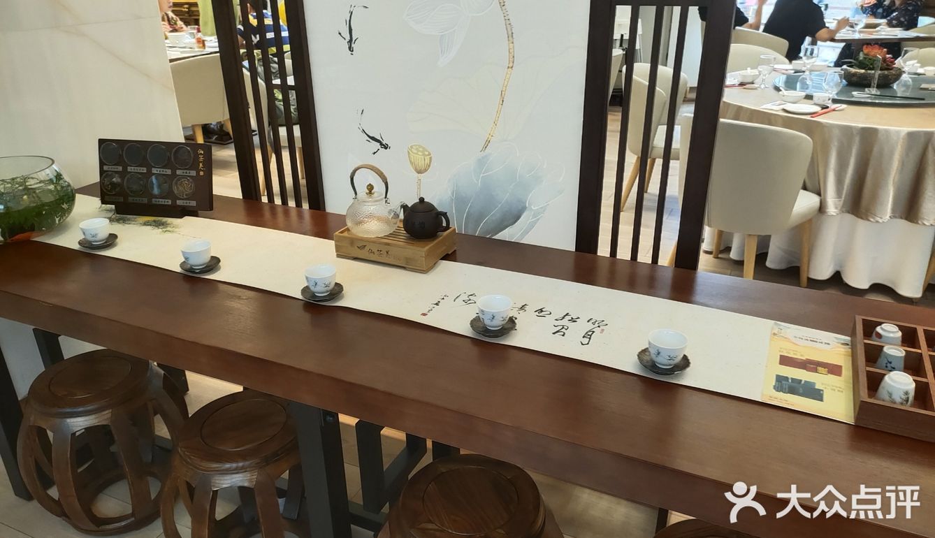 我们终于等到了机会得偿所愿。店面在广场中非常显眼