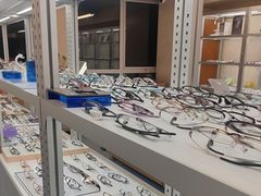 -无奔眼镜·蔡司·依视路授权店(朝阳大悦城店)