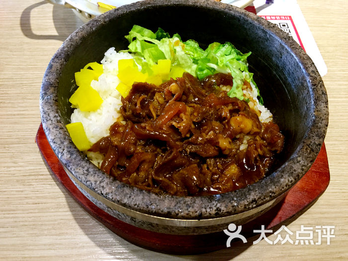 黑椒肥牛石锅拌饭