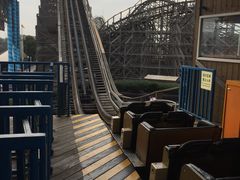 游乐设施木制过山车-上海欢乐谷