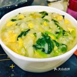 这样面疙瘩就会变大一点！鸡蛋事先炒好 起锅烧水