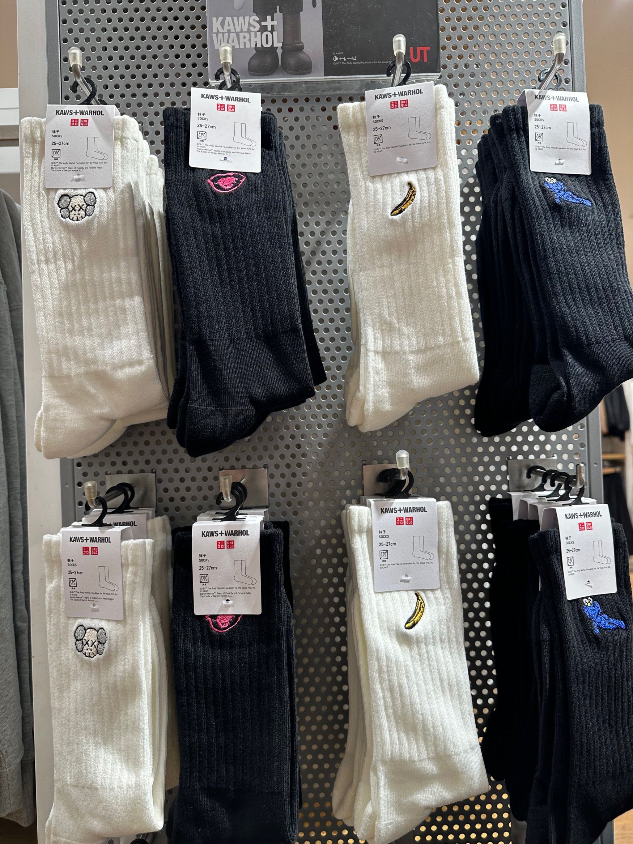 优衣库袜子都跟kaws warhol联名了🧦