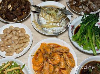 年夜饭是中国人过年时最重要的传统习俗之一，也是全家团