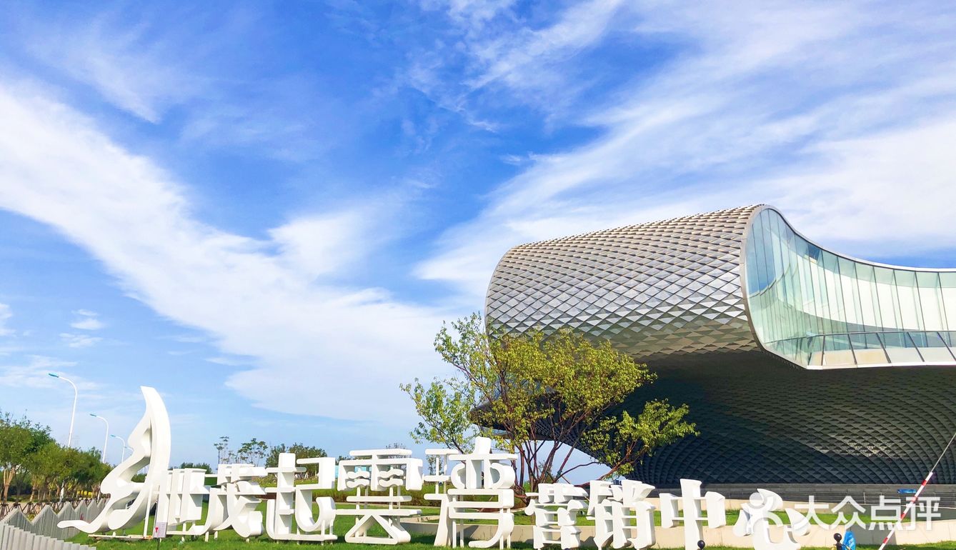 周末休闲游玩的好去处，在浪花沙滩度假，感受海边生活