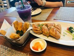 -Chom Cafe and Restaurant