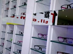 -提一眼镜·蔡司·依视路(小寨店)