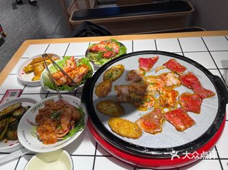 两个人点了一个双人餐可以吃饱，可能我的口味比较清淡点