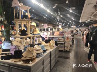 1-这家店比旁边的三福还要开得早一些