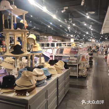 1-这家店比旁边的三福还要开得早一些