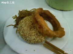 烧饼、焦圈儿、咸菜-老磁器口豆汁店(天坛店)