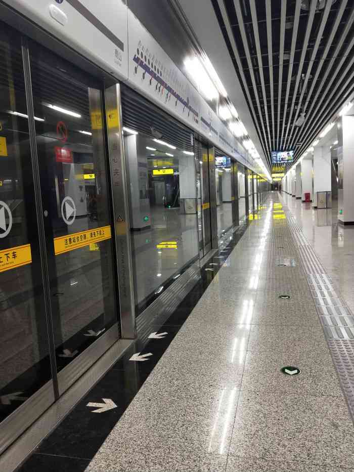 渝北广场(地铁站)-"这个地铁站是在10号线,地铁站到地面的高.