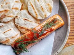 烟熏三文鱼配烤饺子皮和芥末籽酱-BOR Eatery(安福路店)