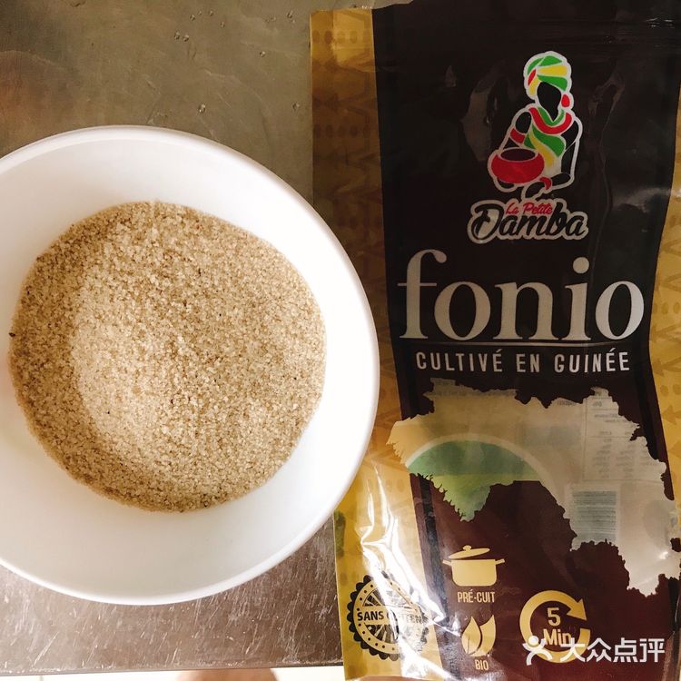 前两天逛超市买了一盒进口谷饲牛肉，很新鲜。主料