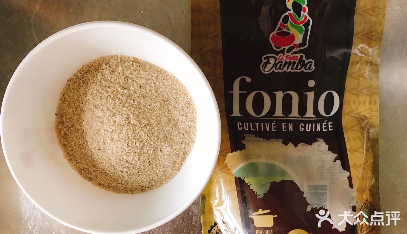 前两天逛超市买了一盒进口谷饲牛肉，很新鲜。主料