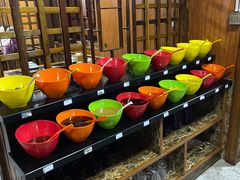 自助调料区-果松木炭酸菜铜火锅·外婆参鸡汤