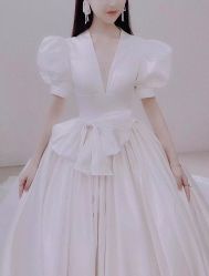 -觅白婚纱礼服馆
