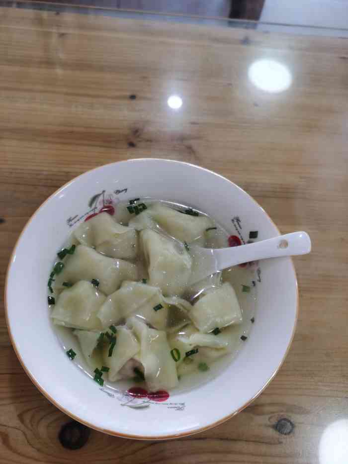 龚记多肉馄饨"标牌上写着绿豆汤,进店问了老板,老板回答.