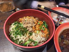 -爆炸头阿姨小四川正宗川味小吃(无任何分店)
