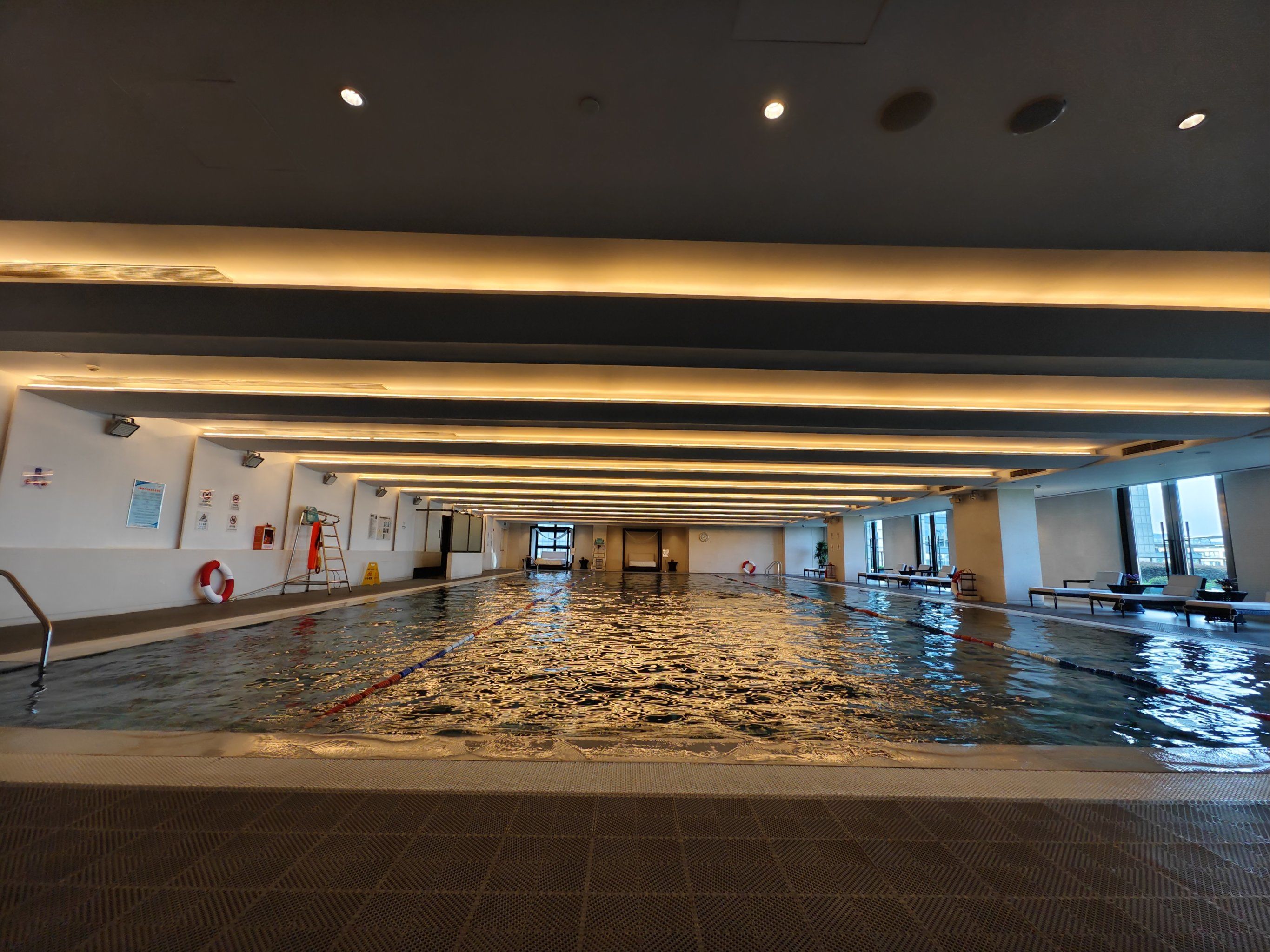 这个游泳馆的顶好矮呀大到是蛮大的,服务不咋滴