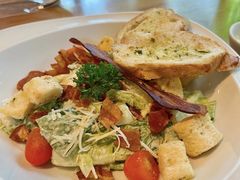 -Chom Cafe and Restaurant