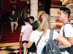 大堂排队等候的客人-Cafe Sacher(WIEN)