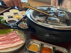 -围炉肉舍•炭烤活鳗•丹东海鲜烤肉(步行街店)