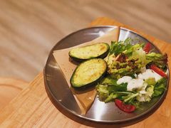 牛油果烤鸡蛋-A30 BISTRO