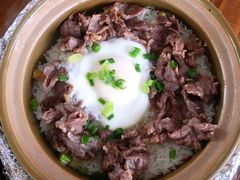 窝蛋牛肉煲仔饭-崖口煲仔饭