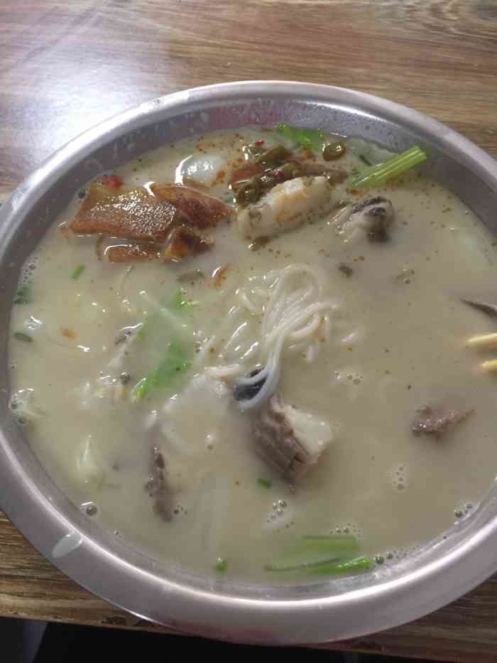 三塘鱼粉店的鱼粉很好吃地理环境优越就在马路边上吃的人很多所以吃的