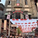 1号地铁线直达。出了地铁口就是