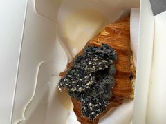 浓香黑芝麻可颂-PAOPAO Bakery&Café(港汇店)