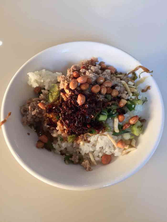 三合汤就是加了肉沫的糯米饭啦,可以加汤泡着吃,很有特色