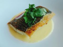 香煎海鲈鱼配鹰嘴豆酱和番茄沙拉-北京金融街丽思卡尔顿酒店·意味轩 Cepe