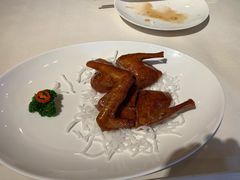 玻璃脆皮妙龄乳鸽-利苑酒家(华熙国际店)